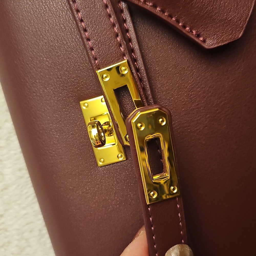 Elegant Brown Leather Shoulder Bag - Picture 3 of 6